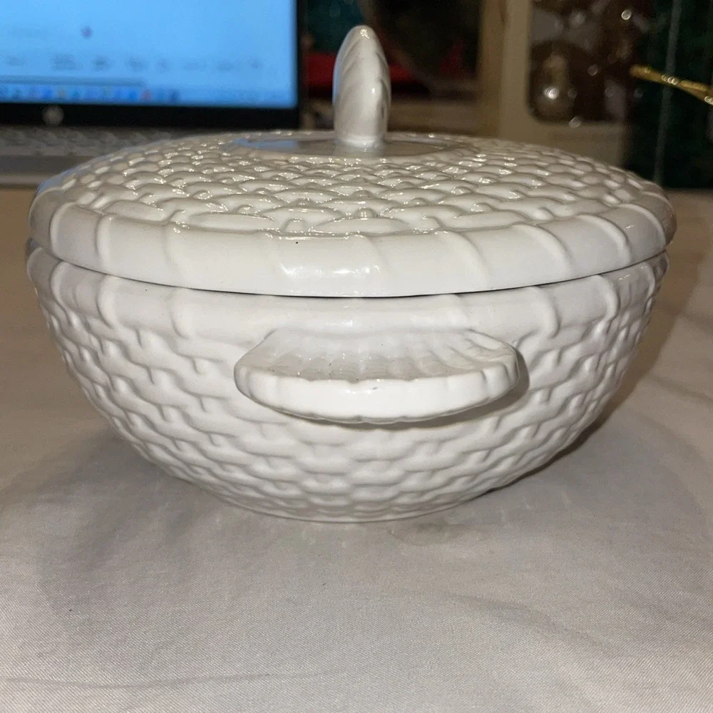 Shell Baker Nantucket Basketweave White Bone China Lidded Handles Vegetable Dish
